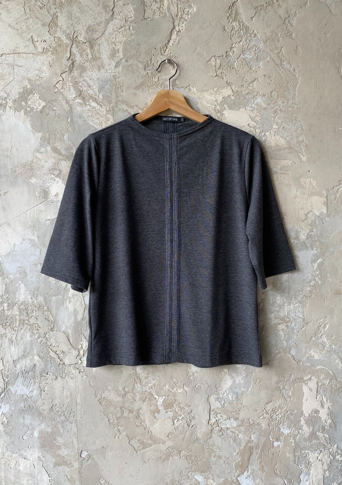 Medium, Center Lines Top in heather charcoal