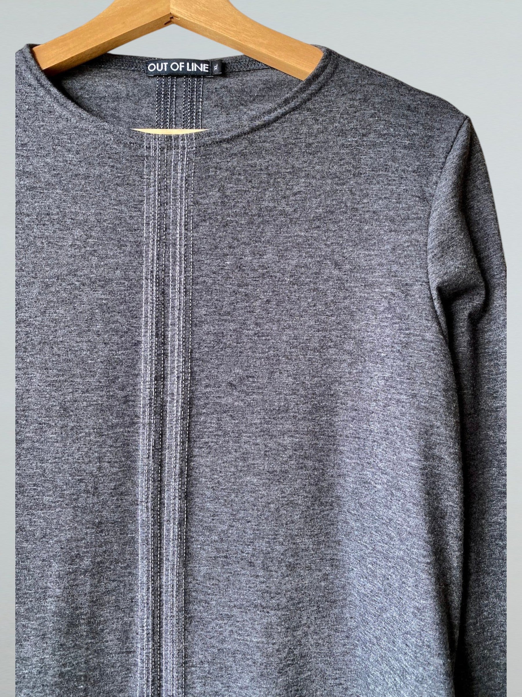 Extra Large, Center Lines Top, Long Sleeve in heather charcoal