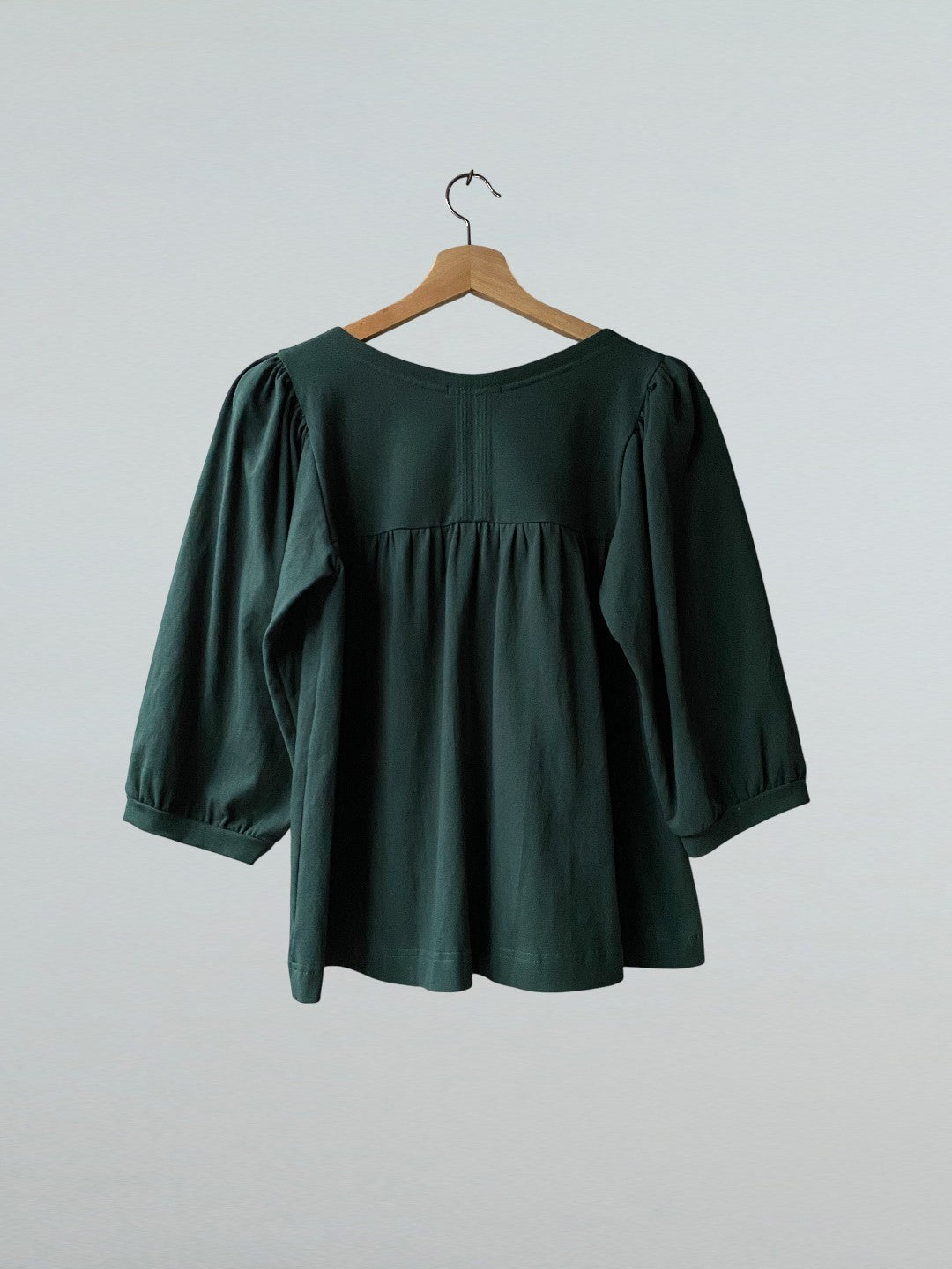 Medium, Mari Top in forest